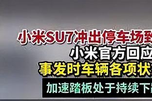 场面十分火爆！罗马德比战中双方球迷在看台朝对方互射烟火